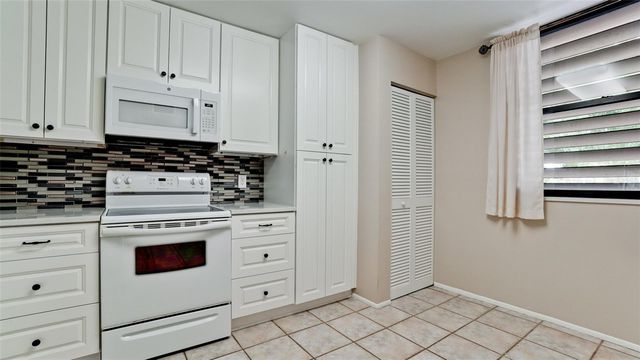 811 OAK DRIVE 811, Bradenton, FL 34210