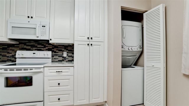 811 OAK DRIVE 811, Bradenton, FL 34210