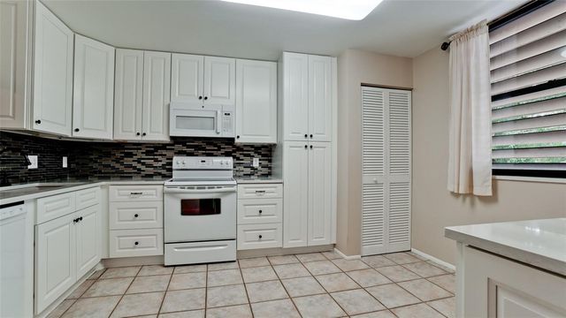 811 OAK DRIVE 811, Bradenton, FL 34210