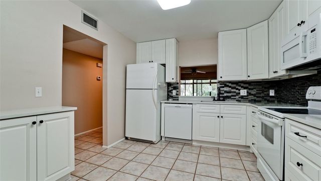 811 OAK DRIVE 811, Bradenton, FL 34210