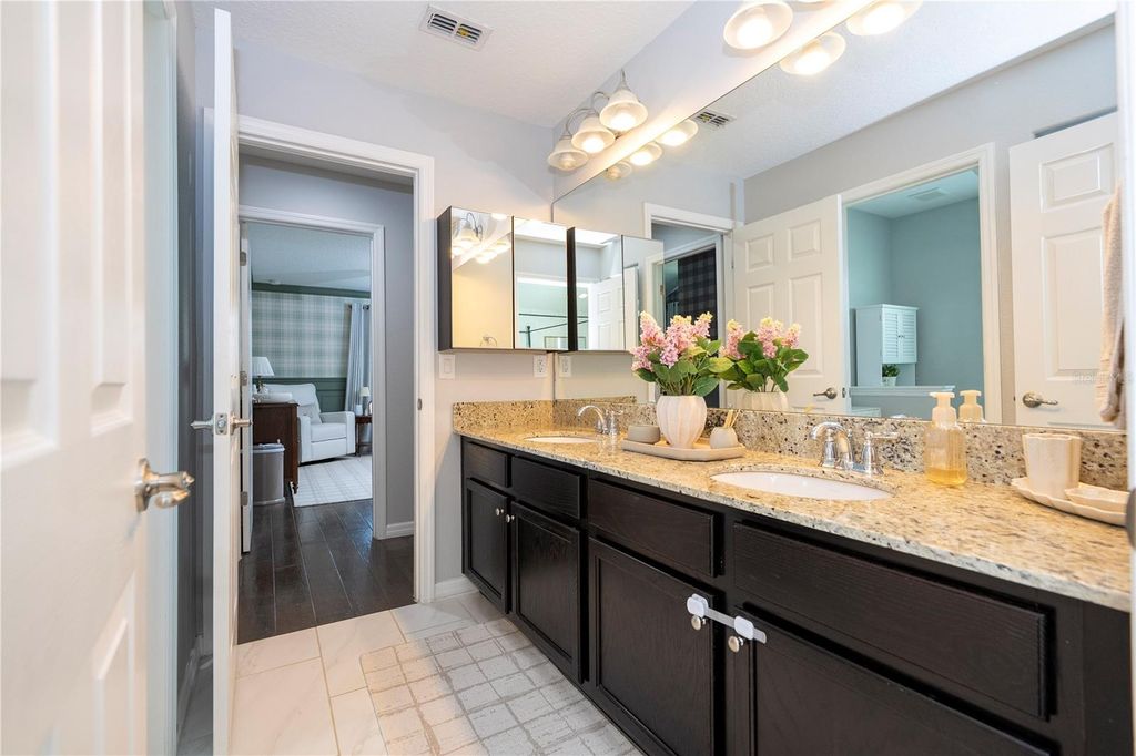 Image 46 of property listing at 5185 DOVE TREE STREET, Orlando, FL 32811