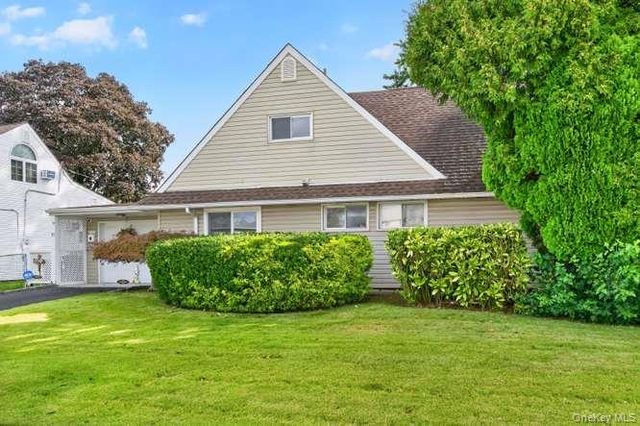 35 Hedge Lane, Westbury, NY 11590