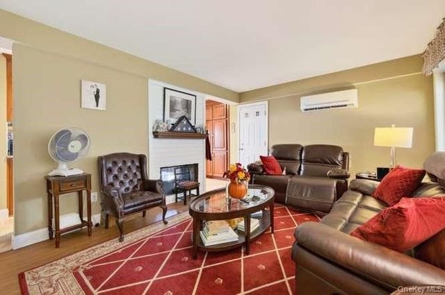 35 Hedge Lane, Westbury, NY 11590