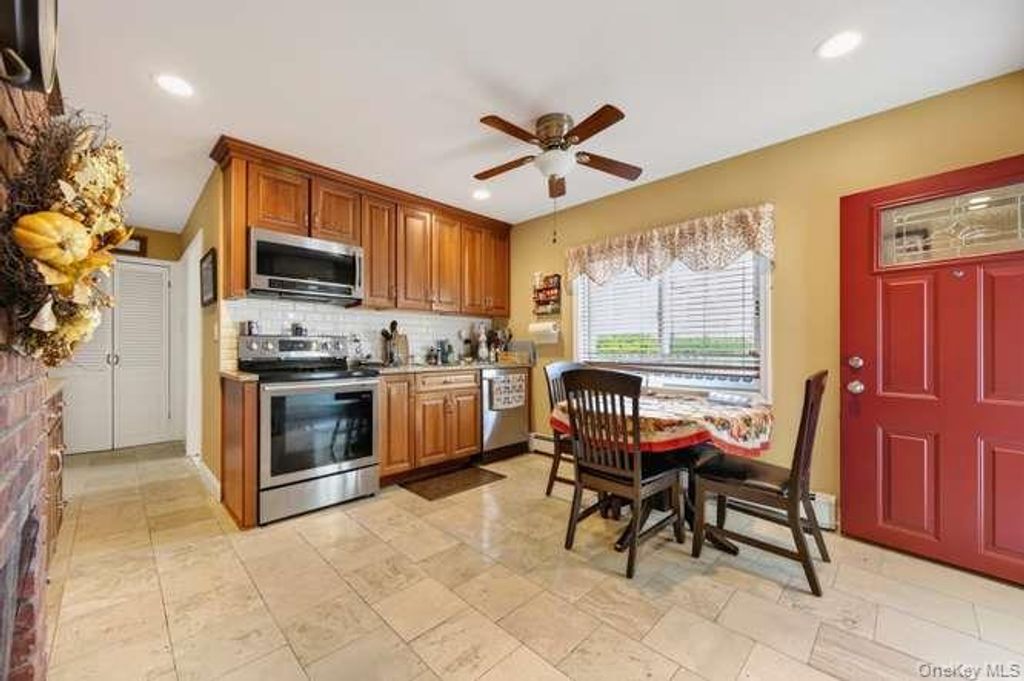 35 Hedge Lane, Westbury, NY 11590 — photo 4