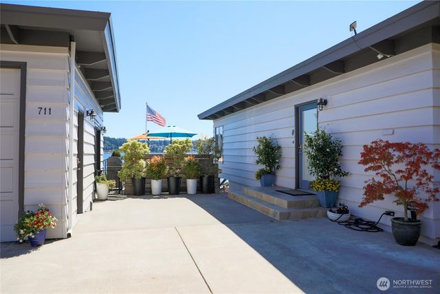 711 Shore Drive, Bremerton, WA 98310