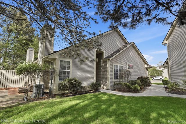 1021 Willowood Court Court, Fenton, MI 48430