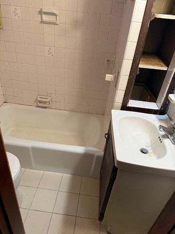855 Saratoga St, Boston, MA 02128