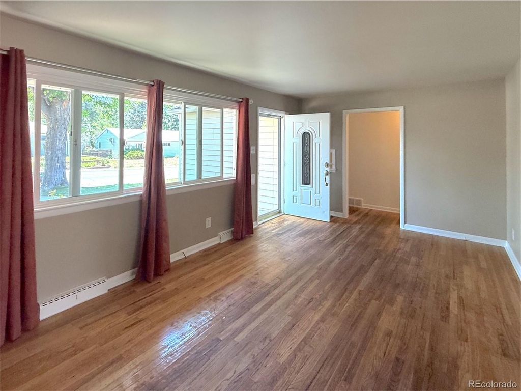 Image 2 of property listing at 5298 S Grant Street, Littleton, CO 80121