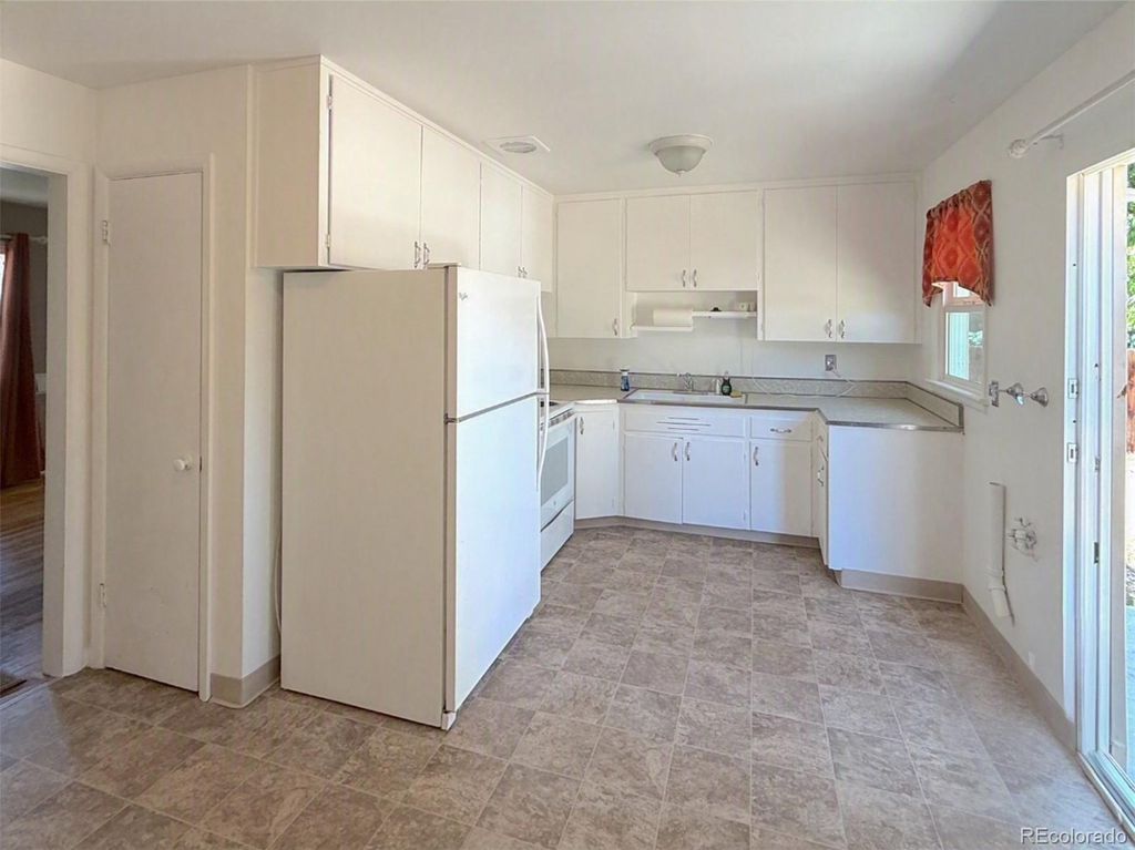 Image 4 of property listing at 5298 S Grant Street, Littleton, CO 80121