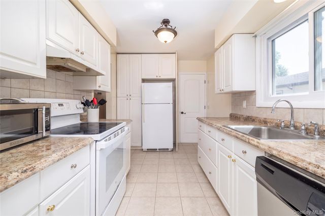 37 Hickory Road, Bayville, NY 11709