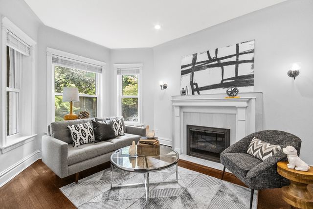 847 W Roscoe Street 1, Chicago, IL 60657