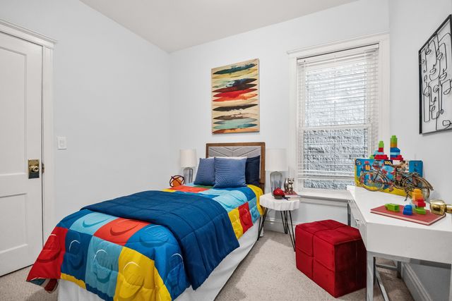 847 W Roscoe Street 1, Chicago, IL 60657