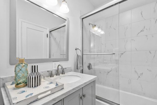 847 W Roscoe Street 1, Chicago, IL 60657