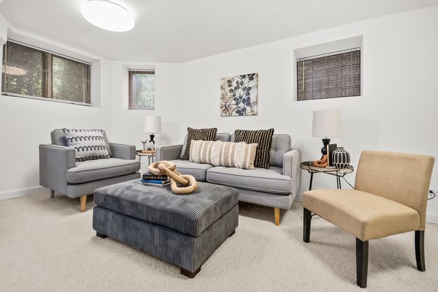 847 W Roscoe Street 1, Chicago, IL 60657