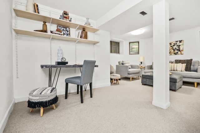 847 W Roscoe Street 1, Chicago, IL 60657