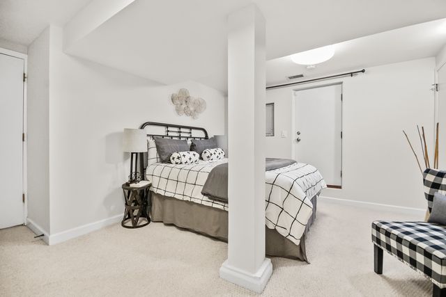 847 W Roscoe Street 1, Chicago, IL 60657
