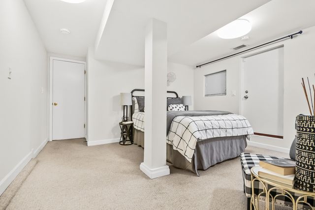 847 W Roscoe Street 1, Chicago, IL 60657