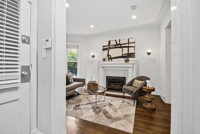 847 W Roscoe Street 1, Chicago, IL 60657