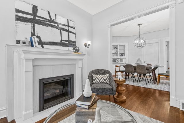 847 W Roscoe Street 1, Chicago, IL 60657