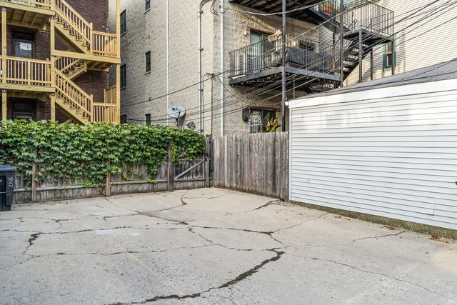 847 W Roscoe Street 1, Chicago, IL 60657