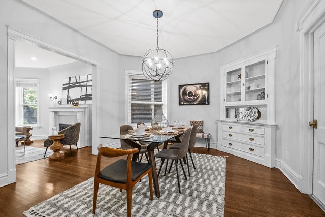 847 W Roscoe Street 1, Chicago, IL 60657
