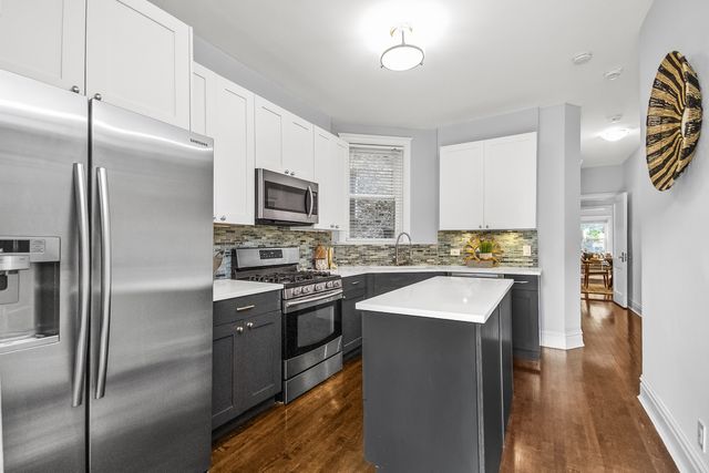 847 W Roscoe Street 1, Chicago, IL 60657