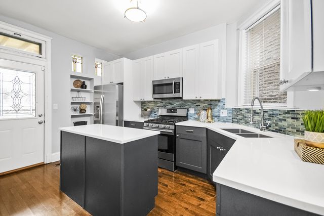 847 W Roscoe Street 1, Chicago, IL 60657