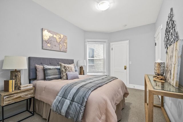 847 W Roscoe Street 1, Chicago, IL 60657