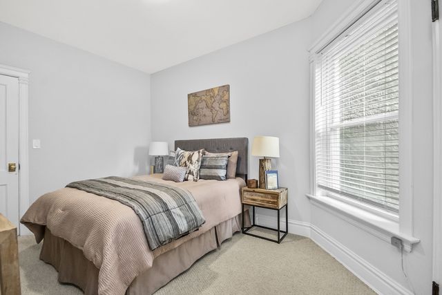 847 W Roscoe Street 1, Chicago, IL 60657