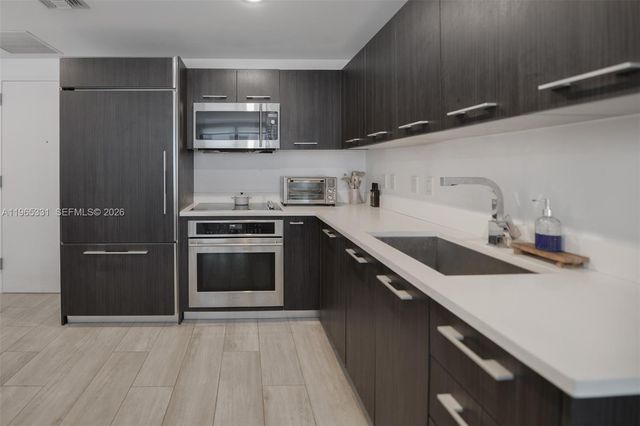 45 SW 9th St 1107, Miami, FL 33130