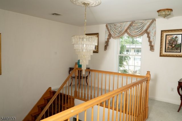 40 Oaktree Ln, Bloomfield Twp., NJ 07003