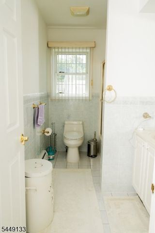 40 Oaktree Ln, Bloomfield Twp., NJ 07003