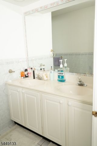 40 Oaktree Ln, Bloomfield Twp., NJ 07003