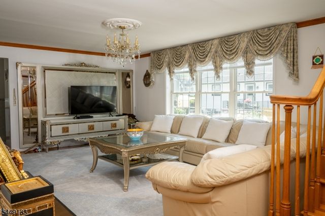 40 Oaktree Ln, Bloomfield Twp., NJ 07003