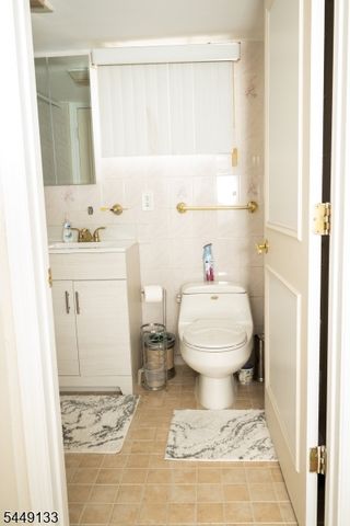 40 Oaktree Ln, Bloomfield Twp., NJ 07003