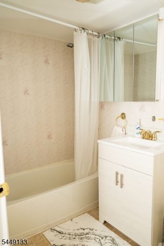 40 Oaktree Ln, Bloomfield Twp., NJ 07003