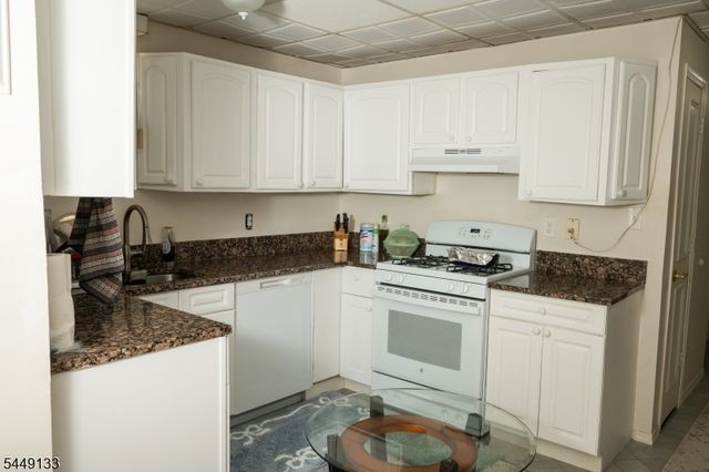 40 Oaktree Ln, Bloomfield Twp., NJ 07003