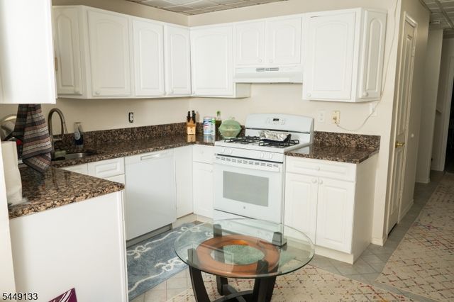 40 Oaktree Ln, Bloomfield Twp., NJ 07003