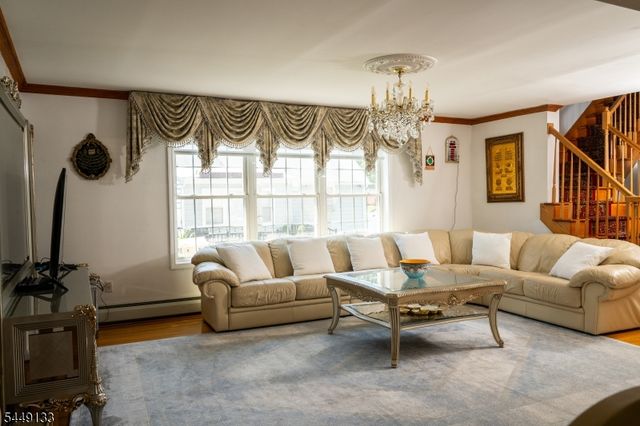 40 Oaktree Ln, Bloomfield Twp., NJ 07003