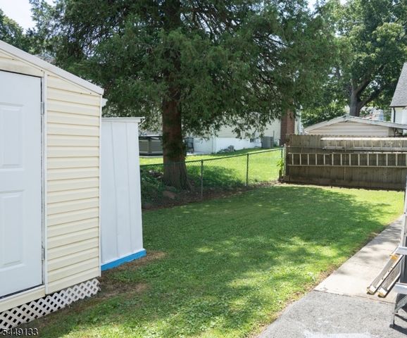 40 Oaktree Ln, Bloomfield Twp., NJ 07003