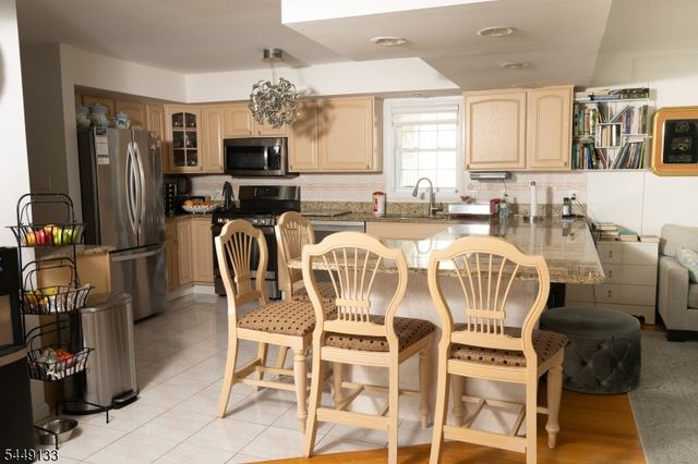 40 Oaktree Ln, Bloomfield Twp., NJ 07003
