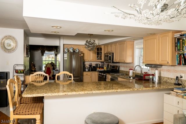 40 Oaktree Ln, Bloomfield Twp., NJ 07003