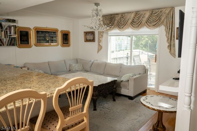 40 Oaktree Ln, Bloomfield Twp., NJ 07003