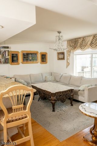 40 Oaktree Ln, Bloomfield Twp., NJ 07003