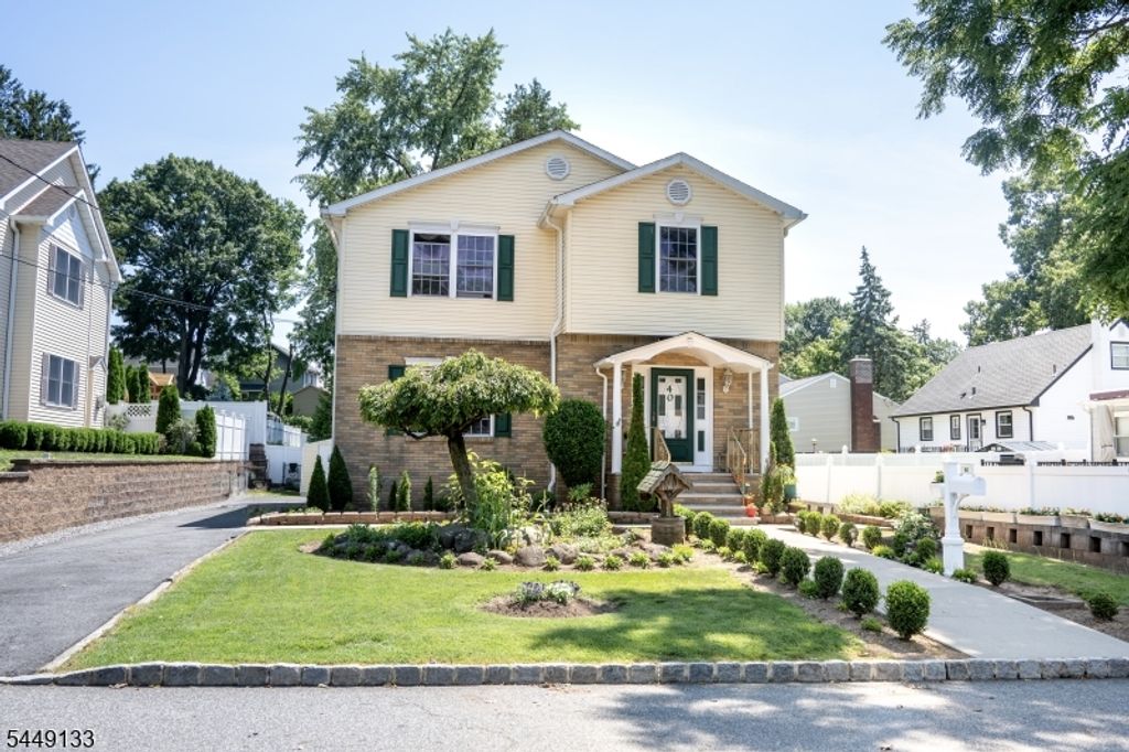 40 Oaktree Ln, Bloomfield Twp., NJ 07003