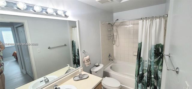 6001 SW 70th St 215, South Miami, FL 33143