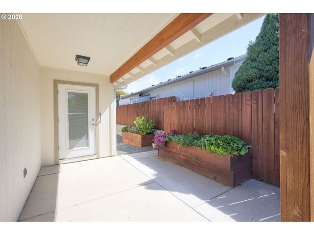 101 Se YORKTOWN Dr, Grants Pass, OR 97527