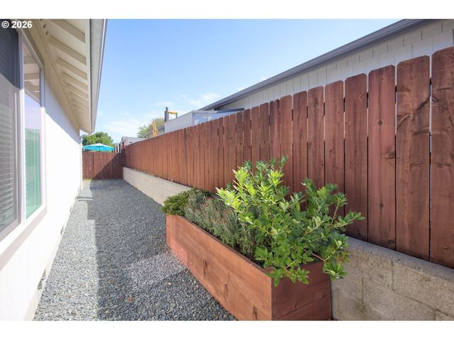 101 Se YORKTOWN Dr, Grants Pass, OR 97527