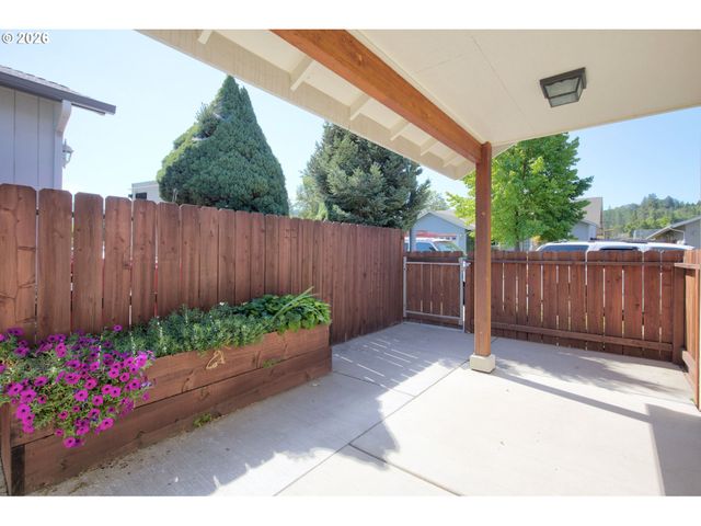 101 Se YORKTOWN Dr, Grants Pass, OR 97527