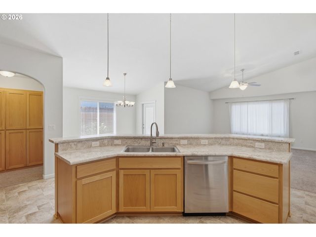 101 Se YORKTOWN Dr, Grants Pass, OR 97527